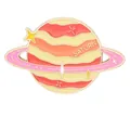Dettaglio della spilla smaltata a forma di Saturno con onde arancioni e oro - Saturno (C3397-5)