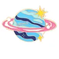 Dettaglio della spilla smaltata Urano con tonalità blu intenso e stelle dorate - Urano (C3397-7)