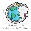 Pin's émaillé chat blanc serrant la terre avec fleur en strass et détails cœur - Chat Belle Terre