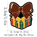 Spilla pacco regalo di Natale con fiocco marrone e misure 3,5 cm x 3,1 cm peso 8,9 g - Scatola Regalo con Fiocco (C3398-1)