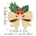 Spilla natalizia in smalto con agrifoglio, bacche rosse e fiocco, misura 3,5 cm x 3,0 cm - Foglie di Agrifoglio con Fiocco (C3398-3)