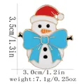 Spilla natalizia a pupazzo di neve in smalto con cappello rosso e fiocco blu, 3,5x3,0 cm - Pupazzo di Neve con Fiocco (C3398-7)