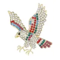 Makroaufnahme der bunten Strass-Adler-Brosche mit detaillierten goldfarbenen Federstrukturen - C3410-1