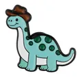 Cartoon-Emaille-Brosche mit blauem Langhalssaurier und braunem Cowboyhut auf Weiß - Hellblauer Brachiosaurus (C3424-1)