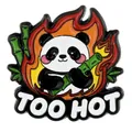 Broche panda en émail avec texte Too Hot, fond de flamme et détail de bambou - Style de Panda Flamme (C3423-8)
