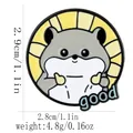 Detail der Zeichentrick-Hamster-Emaille-Nadel mit Maßen 2,9cm x 2,8cm auf weißem Hintergrund - Daumen Hoch Ausdruck (Good)