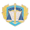 Pin esmaltado con balanza de la justicia, espada, escudo azul y laurel dorado - Estilo Escudo de Justicia (C3415-1)