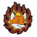 Détail d'un badge en émail avec renard de dessin animé et contour de flamme éclatant - Style de Renard Flamme (C3423-2)