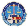 Pin de esmalte de justicia con balanza dorada y libros sobre insignia azul de derecho - Estilo Balanza de Justicia (C3415-3)