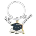 Dettaglio macro di un portachiavi laurea 2026 con ciondoli a tocco, libro e pergamena - Stile Tocco Blu Nero Libro (D1444-6)