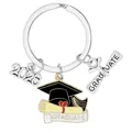 Dettaglio portachiavi laurea 2026 con tocco nero e ciondolo a pergamena in argento lucido - Stile Tocco Pergamena Nero Rosso (D1444-8)