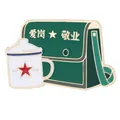 Dettaglio della spilla smaltata vintage con borsa a tracolla verde e tazza con stella rossa - Stile Borsa da Messaggero E Tazza (C3462-1)