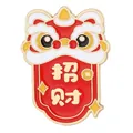 Detailaufnahme einer chinesischen Emaille-Brosche mit Löwenkopf und Glückssymbol - Reichtum Muster (Rot)