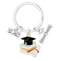 Dettaglio portachiavi laurea 2026 con tocco nero e pendente con scritta graduate - Stile Classico Tocco Libri Impilati (D1444-10)