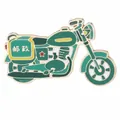 Dettaglio della spilla smaltata moto postale vintage con finitura verde e incisione - Stile Motocicletta Postale (C3462-4)