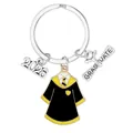 Vista dettagliata del portachiavi di laurea con ciondolo 2026 e pendente toga nera - Stile Toga Scuola di Magia Nero Giallo (D1444-14)