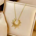 Collana dorata con pendente a raggiera solare lucida su base in pelle beige raffinata - Collana del Sole / Oro