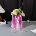 Bolsa de flores rosa geométrica plisada con cordón de algodón blanco y rosas falsas - 17x18cm / Violeta