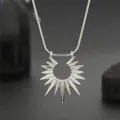 Collana con ciondolo a sole in argento con intaglio geometrico e catena a serpente - Collana del Sole / Color Acciaio