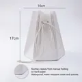 Détail du sac cadeau plissé blanc imperméable avec hauteur de 17cm et cordon - 17x18cm / Blanc
