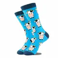Détail de chaussettes bleu ciel à motif de vache avec talons et pointes bleu marine - Vache Bleu Ciel (GM0010)