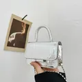 Mini sac à bandoulière laser argenté pour filles avec texture crocodile et chaîne boule - 13cm / Argenté