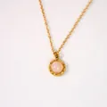 Collier en acier inoxydable plaqué or 14k avec pendentif rond en pierre rose pâle - Jade Blanc Serti