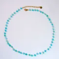 Collana artigianale con pietre azzurre sfaccettate e catena in acciaio placcato oro 14K - Catena di Perline in Amazonite