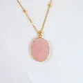 Collier en acier inoxydable plaqué or 14K avec grand pendentif pierre rose ovale - Quartz Rose Enveloppé d'Or