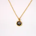 Collier en acier inoxydable plaqué or 14 carats avec pierre ronde gris irisé - Coquille Noire Sertie