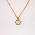 Collier en plaqué or 14 carats avec pendentif rond en nacre et chaîne facettée - Coquille Blanche Sertie