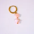 Pendientes de aro dorados con rosa 3D rosa claro y dije de estrella sobre tela blanca - Estilo de Rosa Rosa y Estrella (26)