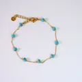Pulsera de cadena de acero dorado con cuentas cilíndricas azul turquesa y pequeñas cuentas de oro - Pulsera Azul Turquesa