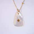 Collana in acciaio inossidabile placcato oro 14K con pendente in madreperla e stella - Conchiglia Bianca Sfaccettata