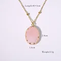 Détails du pendentif en pierre rose ovale avec dimensions 1,6x2,4cm et chaîne dorée - Quartz rose