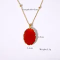 Vue détaillée du collier plaqué or 14K avec pierre ovale rouge et dimensions - Agate rouge
