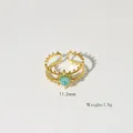 Anillo abierto minimalista de oro de 14K con piedra verde redonda y diseño de sol - Verde