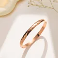 Dettaglio del bracciale rigido in oro rosa 18K con trama a diamante e finitura lucida - Oro Rosa Largo