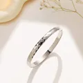 Bracciale rigido aperto minimalista in acciaio con elegante finitura a rombi testurizzati - Argento Largo