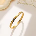 Bracciale rigido aperto in acciaio al titanio oro 18K con trama taglio diamante - Oro Largo