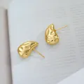 Boucles d'oreilles dorées géométriques irrégulières avec texture martelée effet lave - Cône Abstrait (C670)