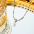 Elegante collana in titanio argentato con perla a goccia su superficie a specchio - Argento
