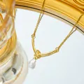 Elegante collana in acciaio al titanio dorato con nodo e pendente di perla bianca a goccia - Oro