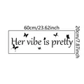 Adesivo murale in vinile nero con citazione Her vibe is pretty e farfalle decorative - 20x60cm