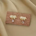 Elegante goldene Schleifenohrringe mit Zirkonia-Kristallen und birnenförmigen Anhängern - Goldene Schleife Ohrstecker
