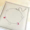 Détail du bracelet en acier inoxydable avec breloques calebasse rouges et fermoir homard - Bracelet Wulu Rouge Argenté