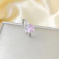 Dettaglio dell'anello argentato con grande zircone rosa centrale e pavé di diamanti brillanti - Anello in Zirconia Rosa a Sei Griffe Argento (A179)
