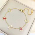 Gros plan du bracelet calebasse plaqué or avec émail rouge et fermoir mousqueton - Bracelet Wulu Rouge Or