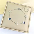 Détail du bracelet gourde en acier inoxydable avec breloques en émail noir - Bracelet Wulu Noir Argenté