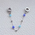 Detailansicht der silbernen Sicherheitskette mit blauen Facettenperlen und Hammerschlag-Optik - Dunkel- und Hellblaue Facettierte Perle Sicherheitskette